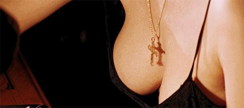 她是全球公认的最性感女神,“裸露”却不情色的人间*物尤**!