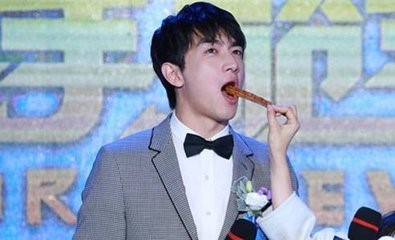 林更新吃鸡被粉丝疯狂追着跑,林更新吃鸡被封号原因揭秘