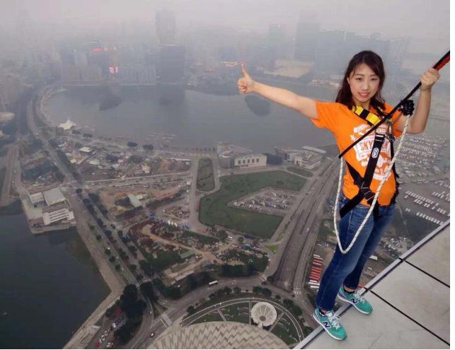 在景区玩高空项目,去一个景区看到蹦极