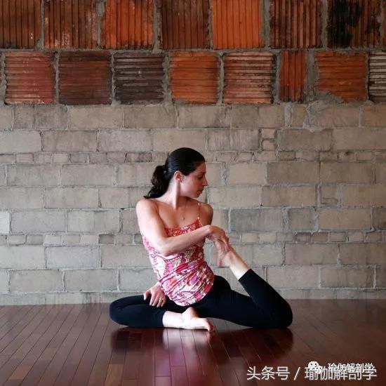 大腿前侧肌肉拉伸的正确方法,什么动作可以拉伸大腿前侧