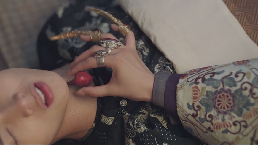 延禧攻略璎珞中尸虫毒片段,延禧攻略魏璎珞用手拿尸虫片段