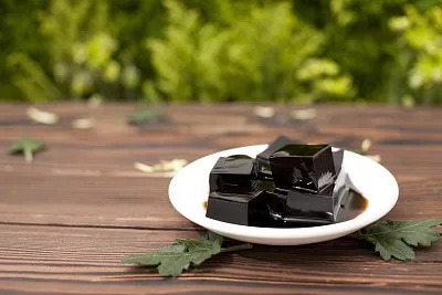 快别吃了！医生说吃多了龟苓膏、阿胶蜜枣、润喉糖、酸梅汤会……