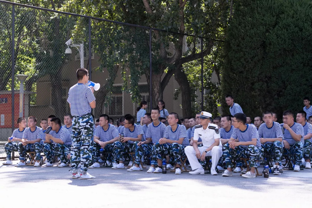 军训教官帅气出场,军训进行时英姿飒爽蓄势待发