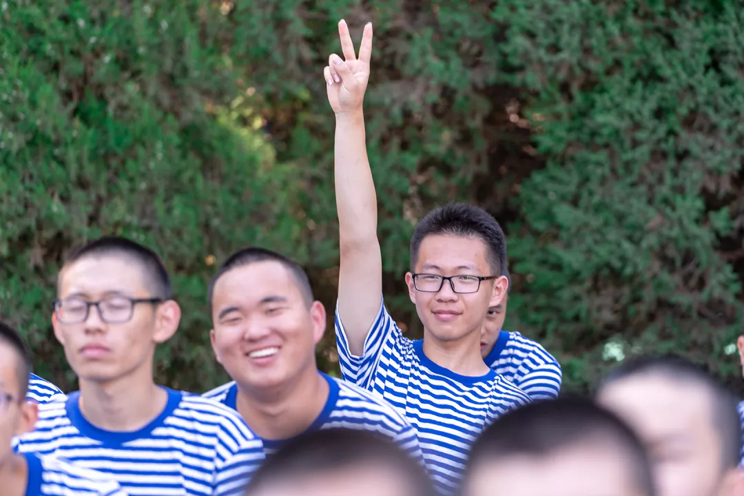 军训教官帅气出场,军训进行时英姿飒爽蓄势待发