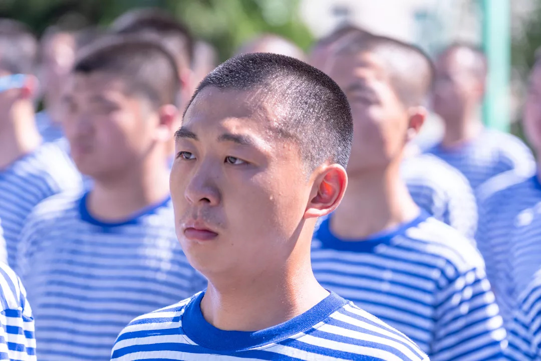 军训教官帅气出场,军训进行时英姿飒爽蓄势待发