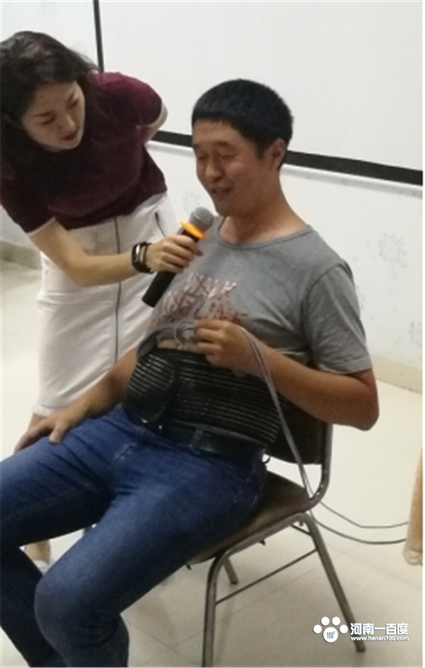 南阳圣玛医院孕妈咪课程回顾：无痛分娩，一起来“虐”爸分娩阵痛体验仪