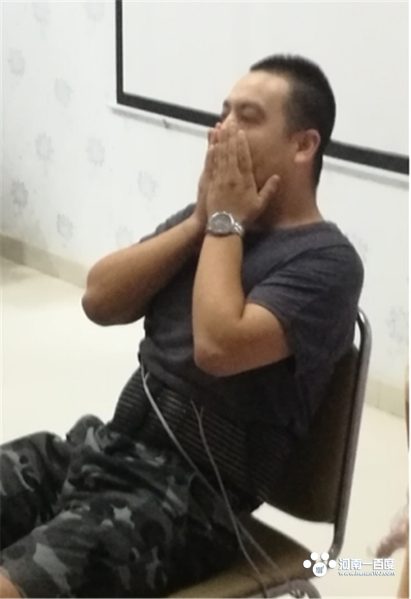 南阳圣玛医院孕妈咪课程回顾：无痛分娩，一起来“虐”爸分娩阵痛体验仪