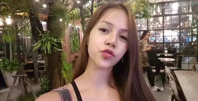 翘臀辣妹只穿睡裙深蹲,这画面直男根本受不了