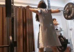 翘臀辣妹只穿睡裙深蹲,这画面直男根本受不了