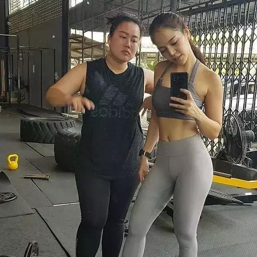 翘臀辣妹只穿睡裙深蹲,这画面直男根本受不了