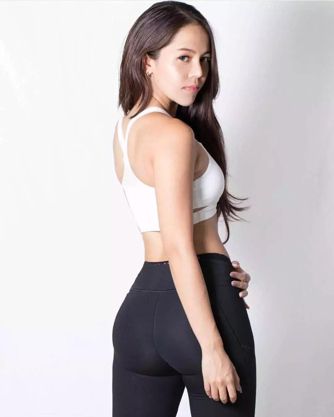 翘臀辣妹只穿睡裙深蹲,这画面直男根本受不了