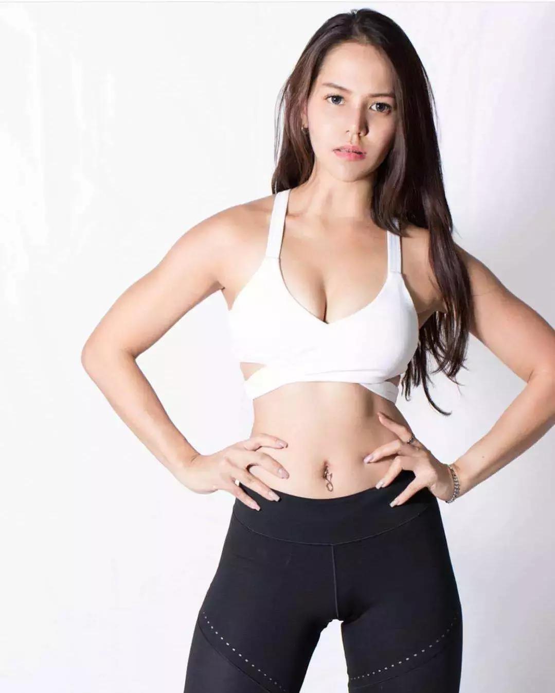 翘臀辣妹只穿睡裙深蹲,这画面直男根本受不了