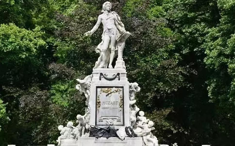 莫扎特短暂的一生充满了传奇的色彩,莫扎特短暂一生