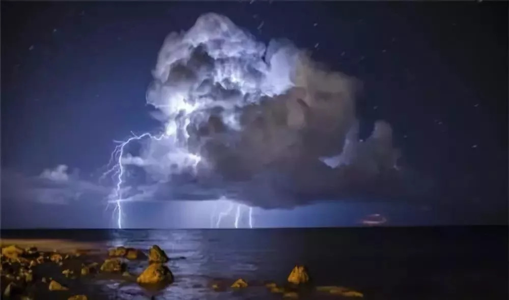 气象科普水循环,闪电打到河里不会把鱼电死吗