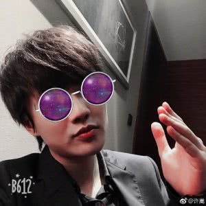 许嵩现场为QQ飞车手游助力！舞台上似乎显得比较紧张！