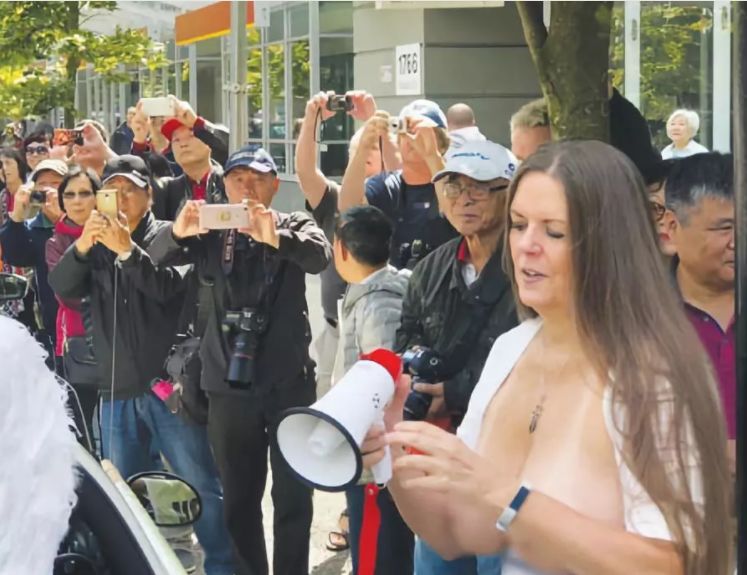 在中国撒泼打滚耍无赖的“熊老人”，来加拿大终于学乖了！