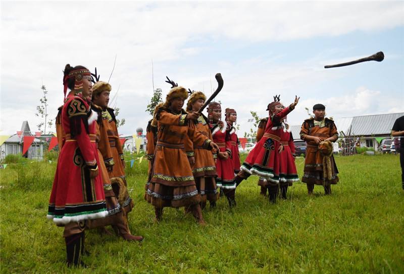 中国人口最少的民族是哪个民族啊,中国人口最少的民族是什么民族