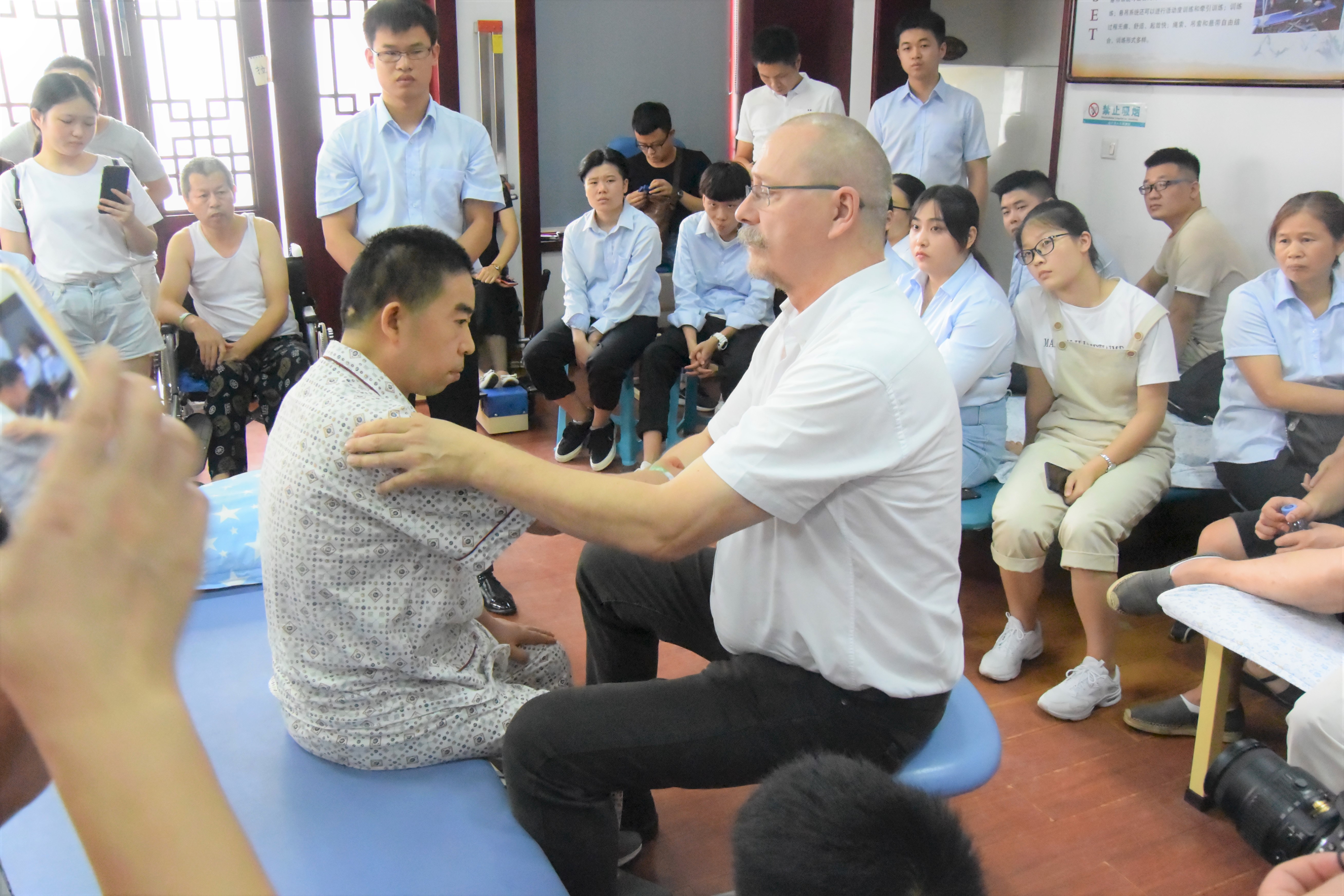 德国资深物理治疗师EiboSchwitters教授莅临我科开展学术沙龙