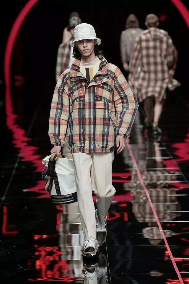 fendi2018春夏男装秀场,fendi秀场2022观众席