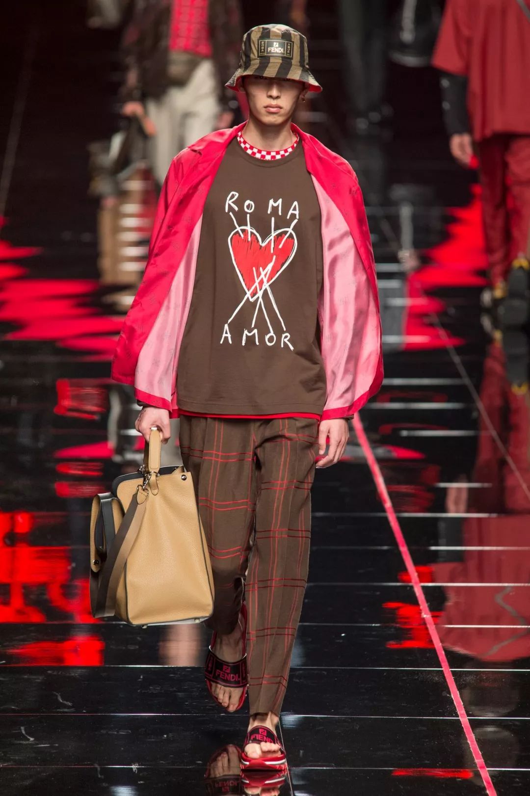 fendi2018春夏男装秀场,fendi秀场2022观众席