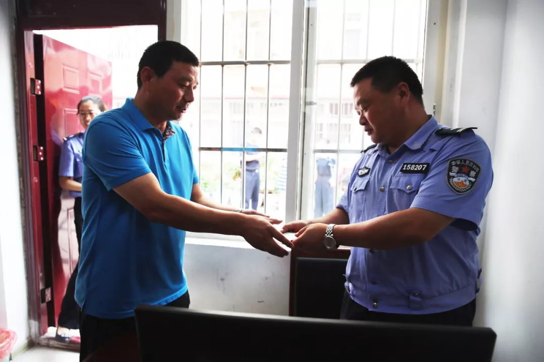 可以通过政务平台补办驾驶证,社区服务中心办驾驶证换证