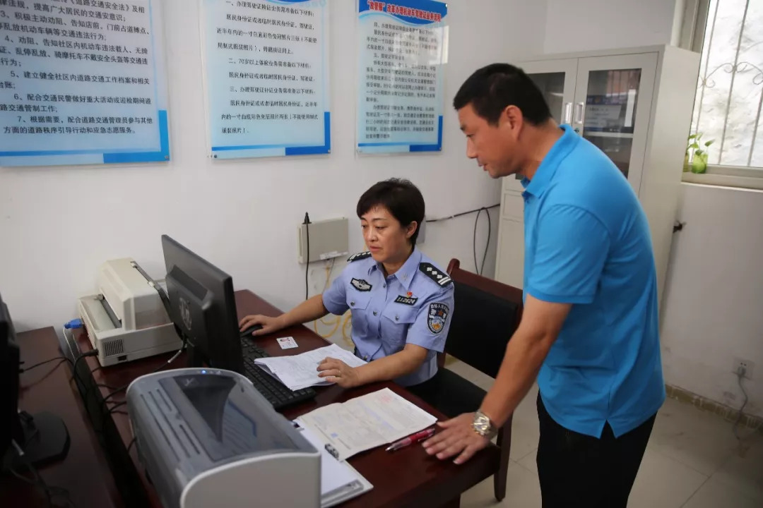 可以通过政务平台补办驾驶证,社区服务中心办驾驶证换证