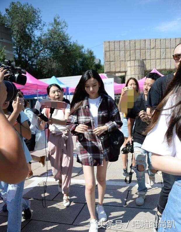 女演员宋祖儿清纯可爱时尚写真,女明星港风造型宋祖儿