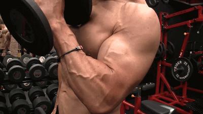 穿t恤没有训练痕迹,穿上衣服就毫无训练痕迹