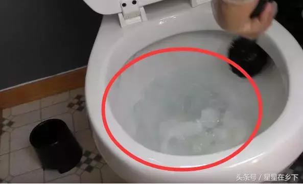 星星在乡下：揭秘马桶被纸巾头发堵住？试试这招，关键不脏手