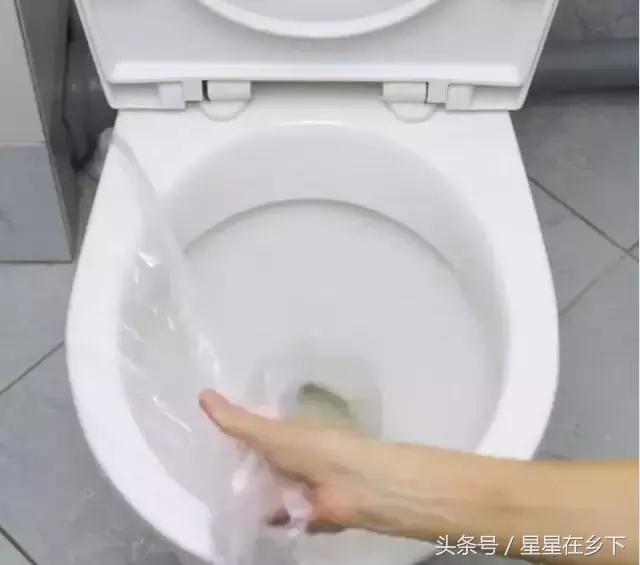 星星在乡下：揭秘马桶被纸巾头发堵住？试试这招，关键不脏手