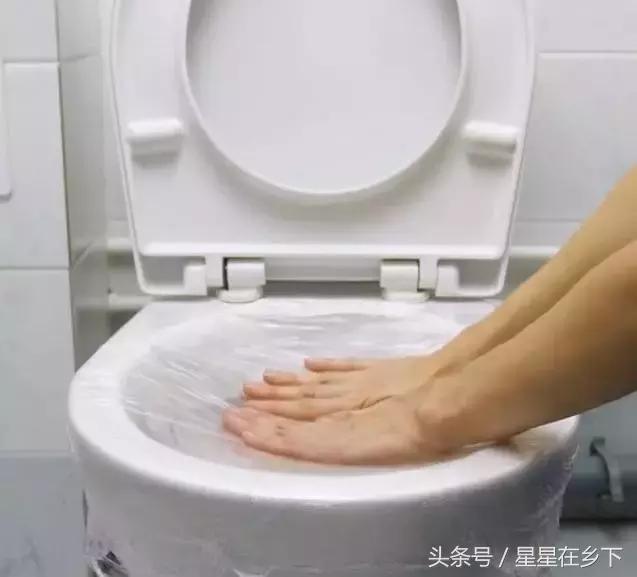 星星在乡下：揭秘马桶被纸巾头发堵住？试试这招，关键不脏手