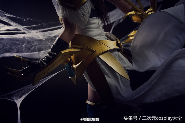 薇恩猪年限定cos,薇恩cos光明哨兵