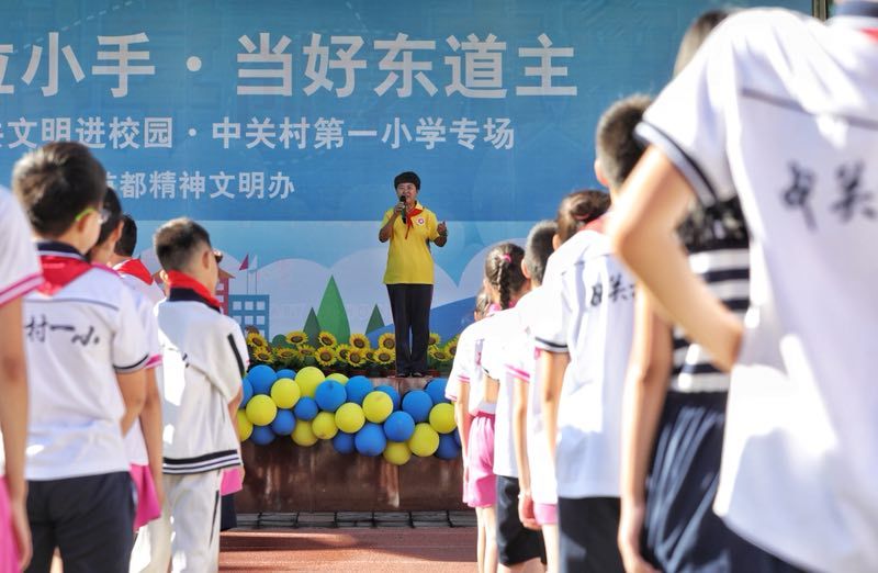 公共文明引导员走进校园为小学生上“开学第一课”