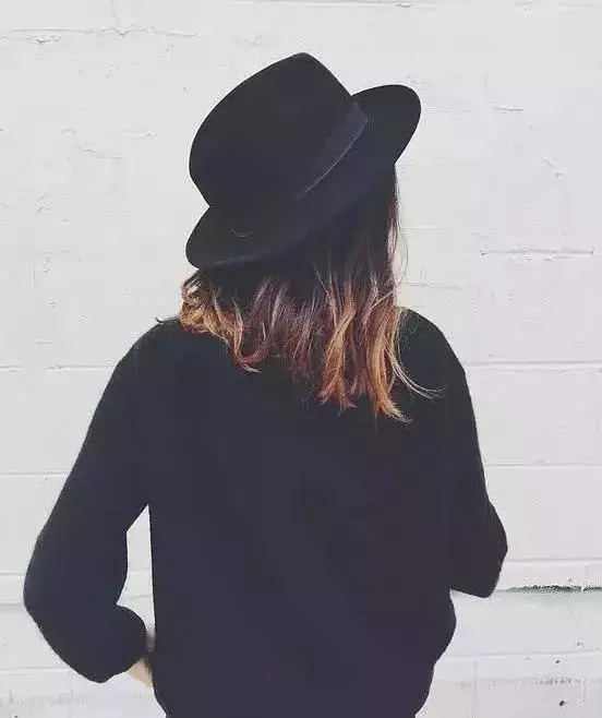 旧的t恤不要丢剪一下就很时尚,如何利用旧t恤变废为宝简单版