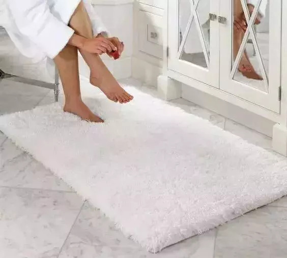 旧的t恤不要丢剪一下就很时尚,如何利用旧t恤变废为宝简单版