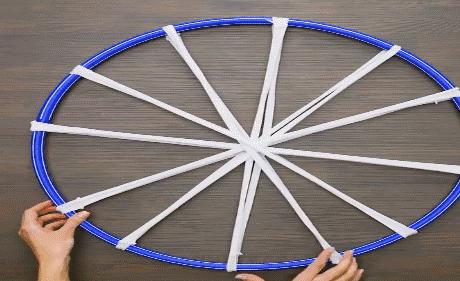 旧的t恤不要丢剪一下就很时尚,如何利用旧t恤变废为宝简单版