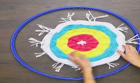 旧的t恤不要丢剪一下就很时尚,如何利用旧t恤变废为宝简单版