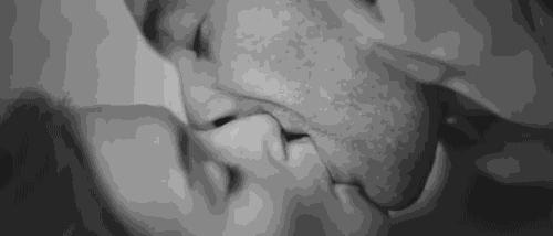 让男人瞬间爱上你的聊天技巧,让男人心动的接吻方式