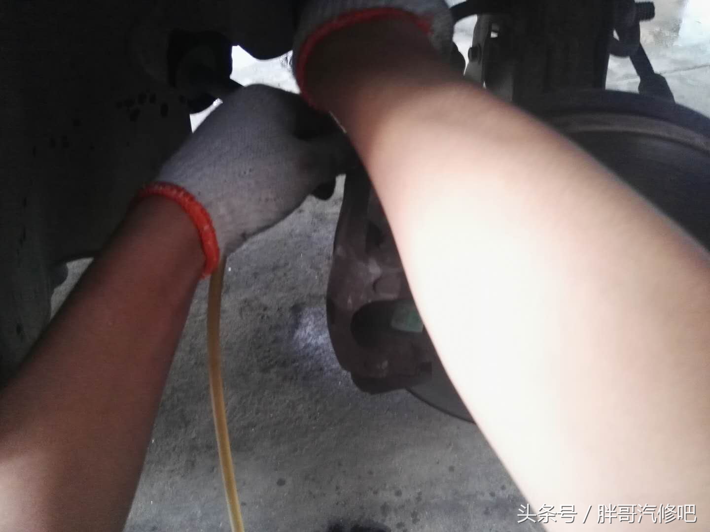 踩刹车很软一脚就踩到底了,刹车软绵绵的踩第二脚踩才有用