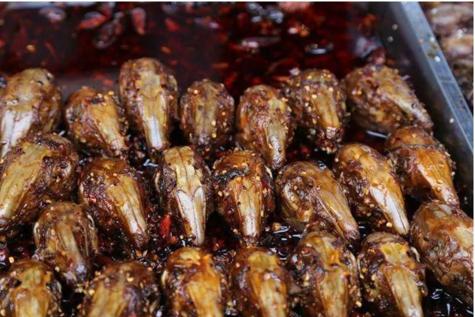 一天卖200个兔头,一天卖出1000只鸡