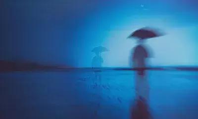 烟头、啤酒瓶碎片、拖鞋“开口”说话……