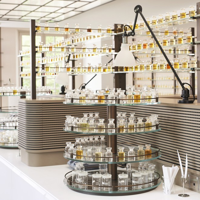 LV的手袋制作过程看不看?|LVMH又开始“*光脱**光”放飞自我了