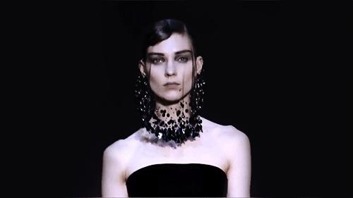 LV的手袋制作过程看不看?|LVMH又开始“*光脱**光”放飞自我了