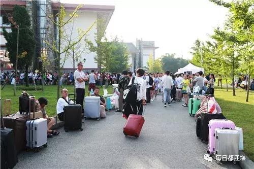 九月,我们开学啦!把天府故事读给世界听……