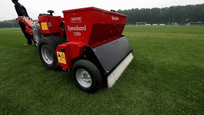 足球场是天然草还是人工草好,足球场天然草用什么草种