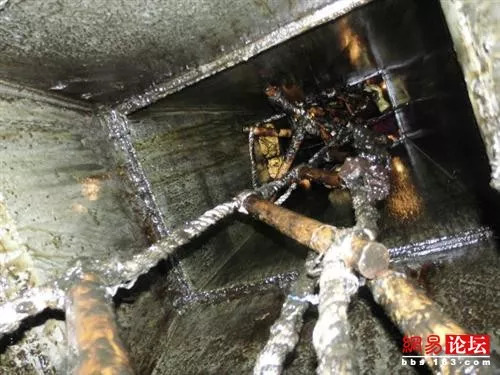 未定期清洗烟道,清理烟道管道