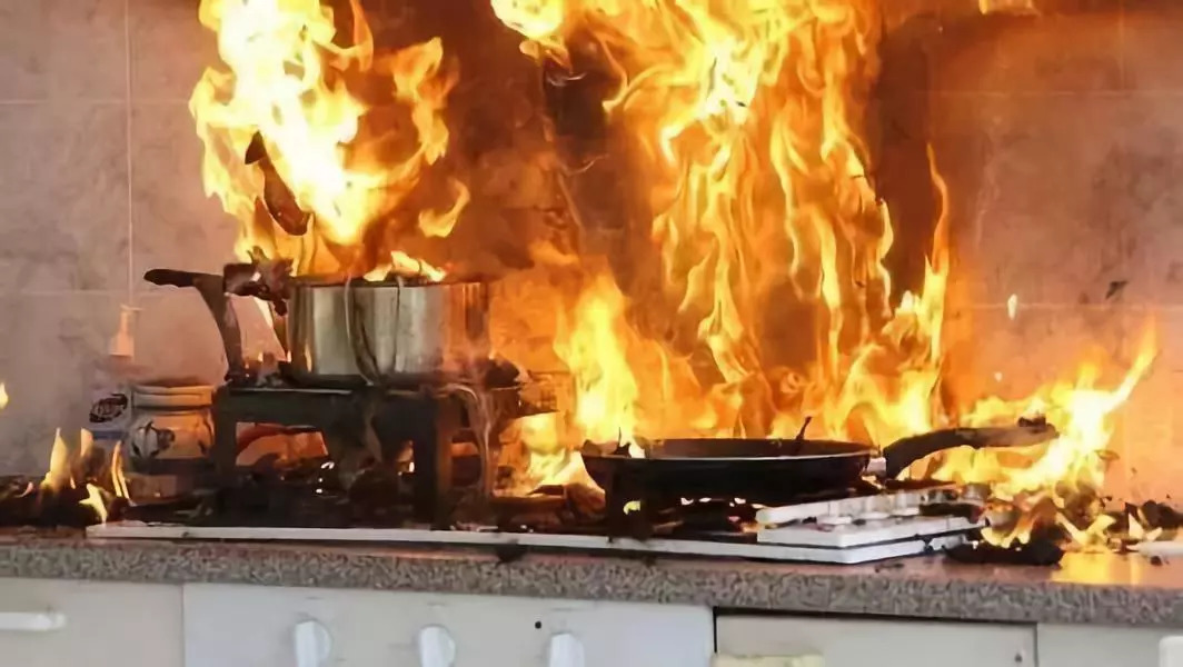 未定期清洗烟道,清理烟道管道