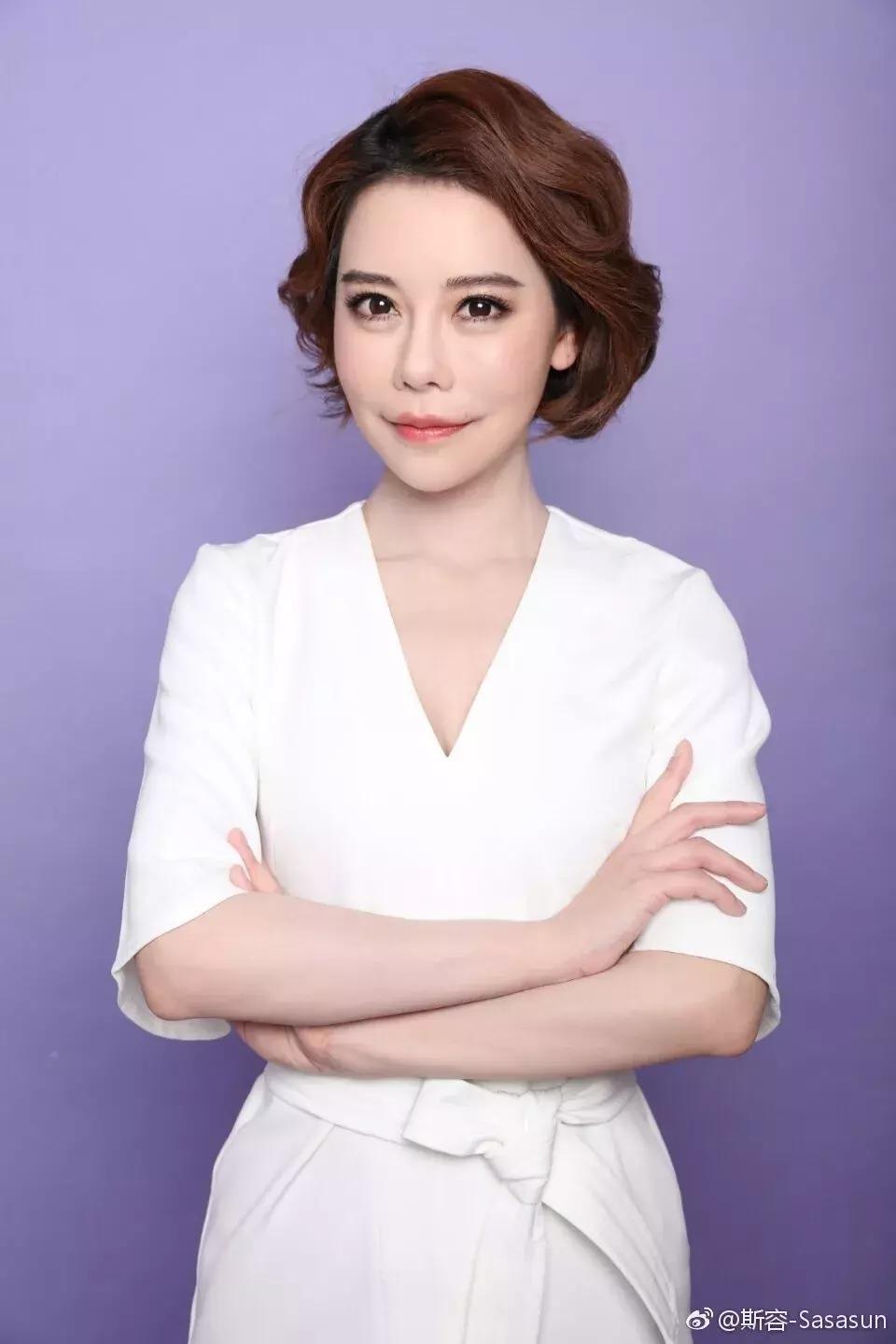 花百万整形60多次被嘲青蛙脸，这个台湾女主持真豁得出去