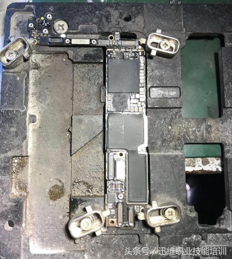 为报废的iPhone7换主板，CPU基带硬盘全拆，这手工让你大饱眼福