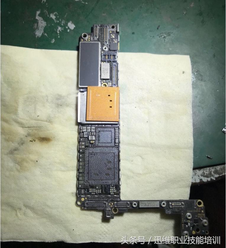 为报废的iPhone7换主板，CPU基带硬盘全拆，这手工让你大饱眼福